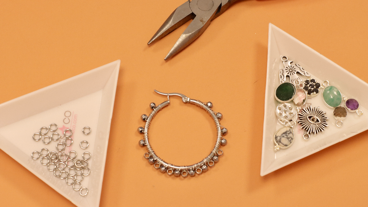 Orecchini a cerchio in filo d'argento e ciondoli con pietre preziose : Tappa 7 Orecchini a cerchio in filo d'argento e ciondoli con pietre preziose : Tappa 7