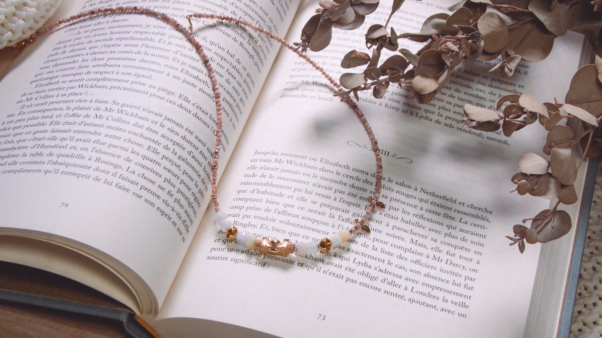 Schema Collana bohémien chic con perle naturali e perline placcate oro Schema Collana bohémien chic con perle naturali e perline placcate oro