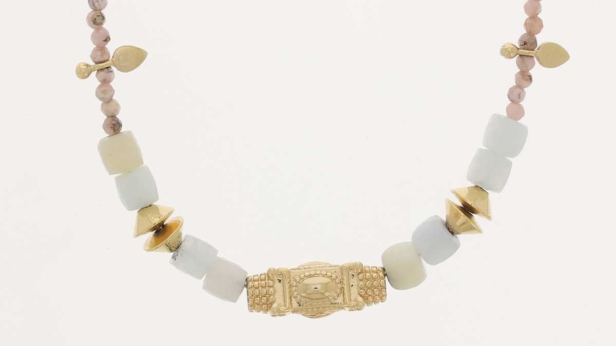 Collana bohémien chic con perle naturali e perline placcate oro : Tappa 3 Collana bohémien chic con perle naturali e perline placcate oro : Tappa 3