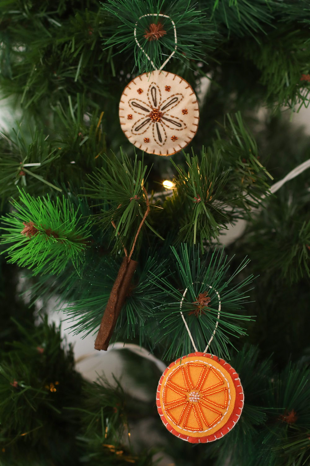 Schema Modello di decorazione dell'albero di Natale in feltro Profumi di Natale Schema Modello di decorazione dell'albero di Natale in feltro Profumi di Natale