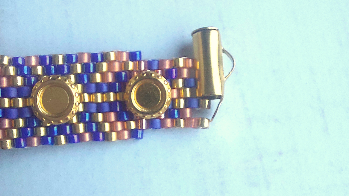 Bracciale fai da te con intreccio di peyote e cristalli puri : Tappa 2 Bracciale fai da te con intreccio di peyote e cristalli puri : Tappa 2