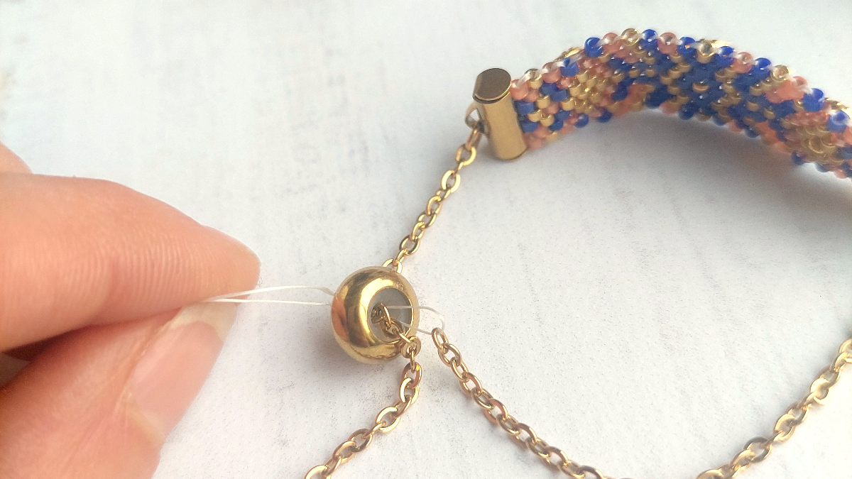 Bracciale fai da te con intreccio di peyote e cristalli puri : Tappa 5 Bracciale fai da te con intreccio di peyote e cristalli puri : Tappa 5