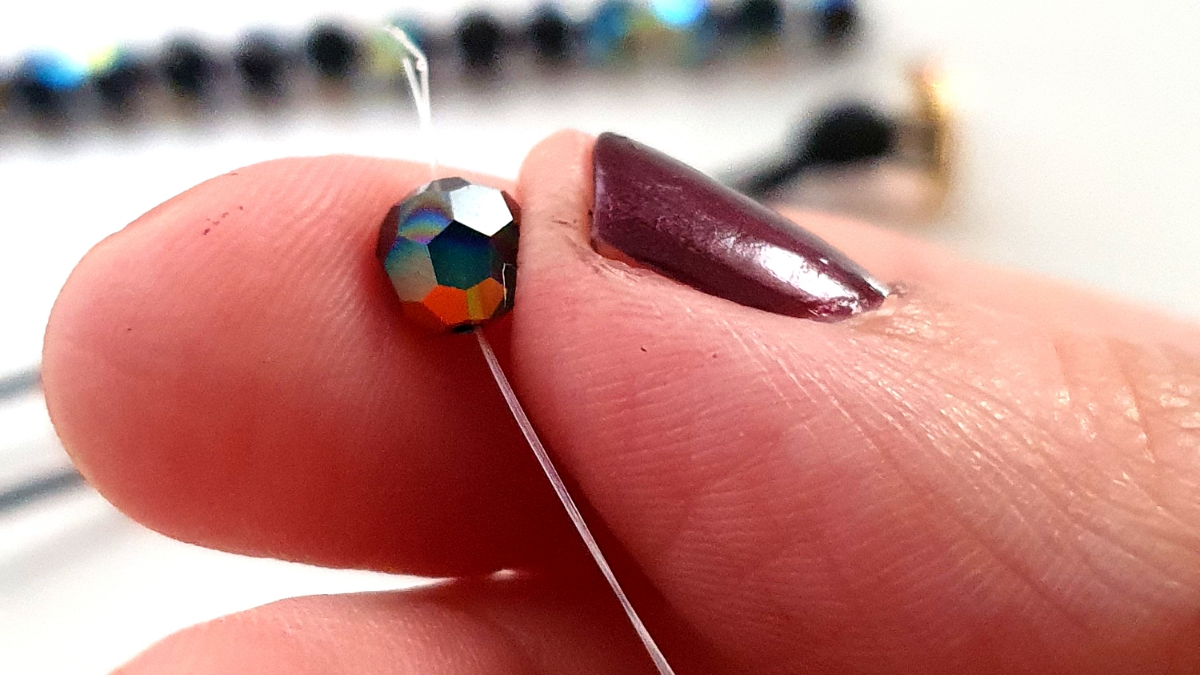 Bracciale a 5 giri con perle Swarovski e fiocco macramé : Tappa 3 Bracciale a 5 giri con perle Swarovski e fiocco macramé : Tappa 3