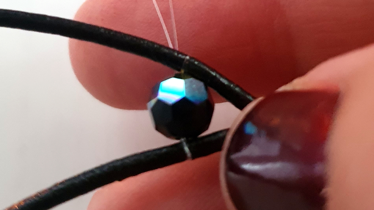 Bracciale a 5 giri con perle Swarovski e fiocco macramé : Tappa 5 Bracciale a 5 giri con perle Swarovski e fiocco macramé : Tappa 5