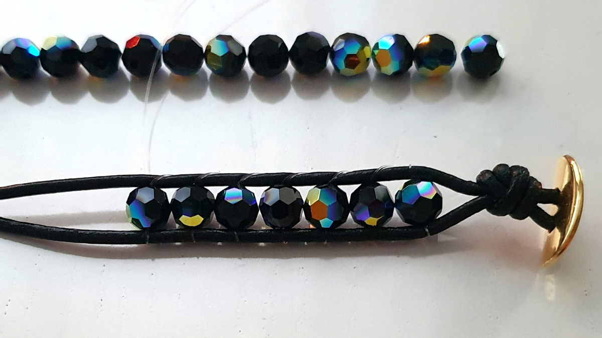 Bracciale a 5 giri con perle Swarovski e fiocco macramé : Tappa 6 Bracciale a 5 giri con perle Swarovski e fiocco macramé : Tappa 6