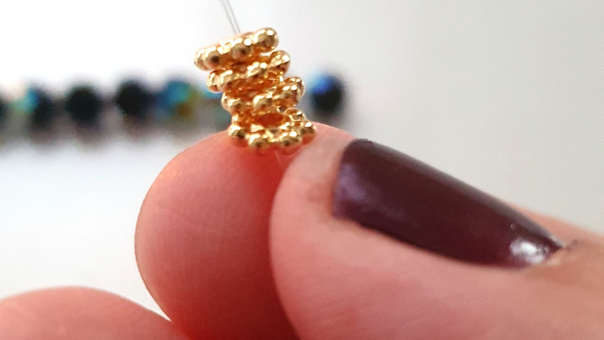 Bracciale a 5 giri con perle Swarovski e fiocco macramé : Tappa 7 Bracciale a 5 giri con perle Swarovski e fiocco macramé : Tappa 7