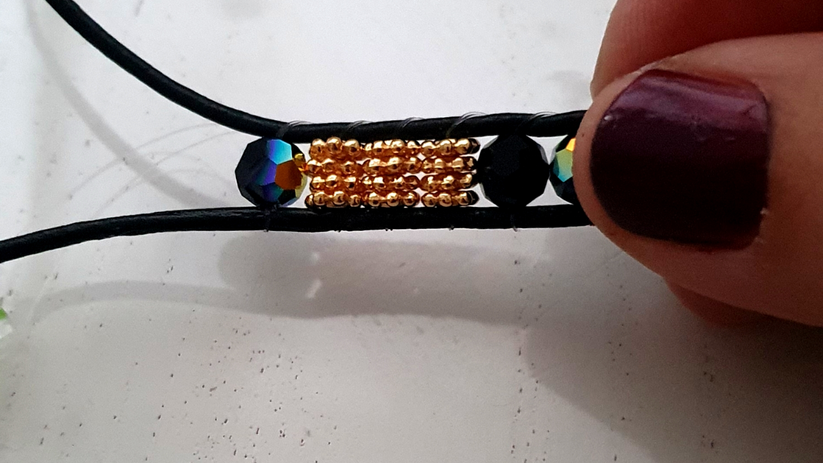 Bracciale a 5 giri con perle Swarovski e fiocco macramé : Tappa 8 Bracciale a 5 giri con perle Swarovski e fiocco macramé : Tappa 8