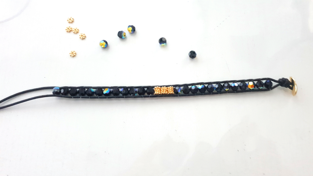 Bracciale a 5 giri con perle Swarovski e fiocco macramé : Tappa 9 Bracciale a 5 giri con perle Swarovski e fiocco macramé : Tappa 9