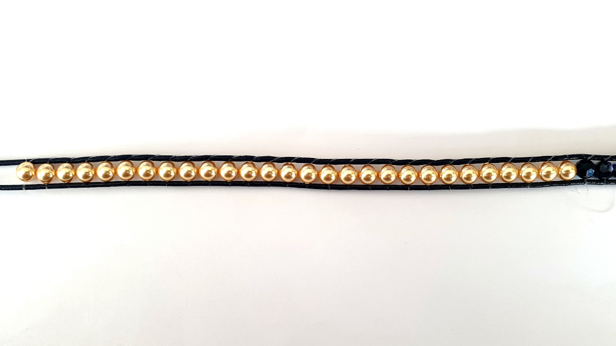 Bracciale a 5 giri con perle Swarovski e fiocco macramé : Tappa 10 Bracciale a 5 giri con perle Swarovski e fiocco macramé : Tappa 10