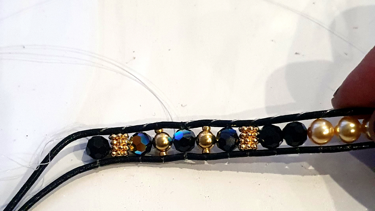 Bracciale a 5 giri con perle Swarovski e fiocco macramé : Tappa 11 Bracciale a 5 giri con perle Swarovski e fiocco macramé : Tappa 11