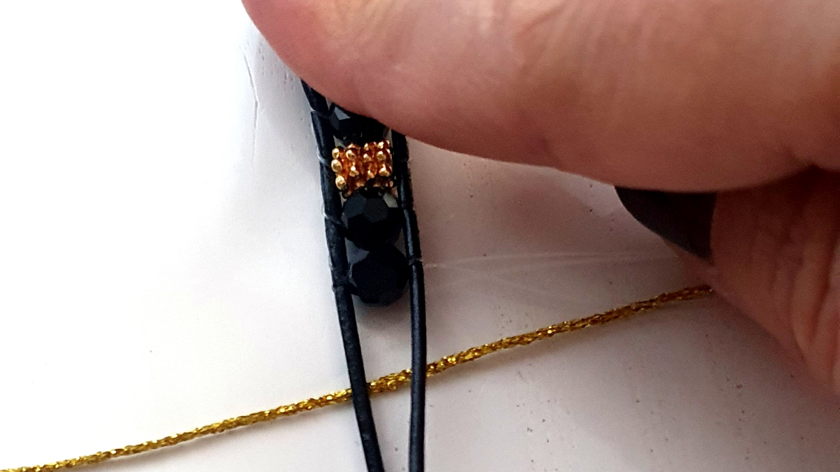 Bracciale a 5 giri con perle Swarovski e fiocco macramé : Tappa 13 Bracciale a 5 giri con perle Swarovski e fiocco macramé : Tappa 13