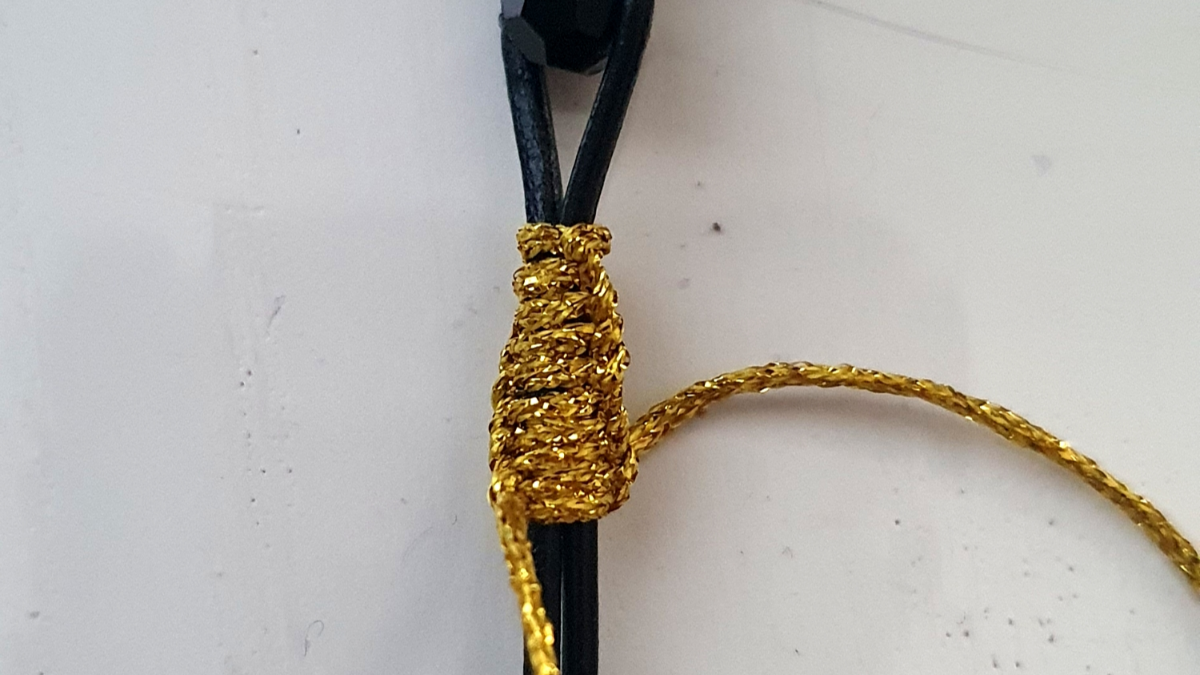 Bracciale a 5 giri con perle Swarovski e fiocco macramé : Tappa 14 Bracciale a 5 giri con perle Swarovski e fiocco macramé : Tappa 14