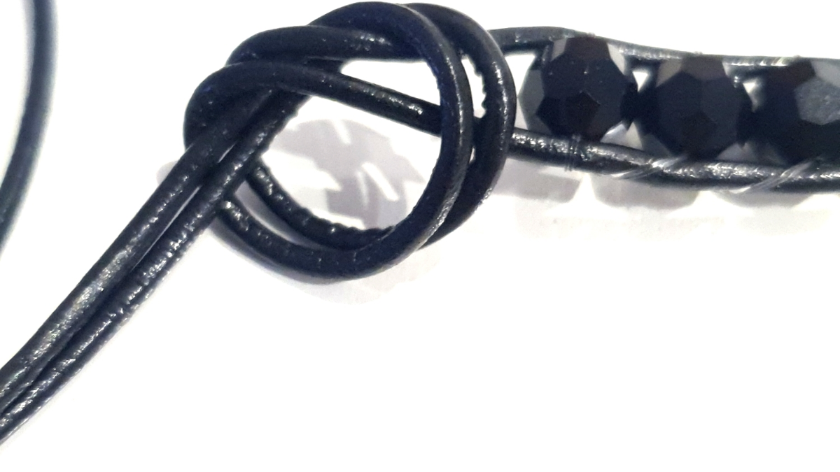 Bracciale a 5 giri con perle Swarovski e fiocco macramé : Tappa 15 Bracciale a 5 giri con perle Swarovski e fiocco macramé : Tappa 15