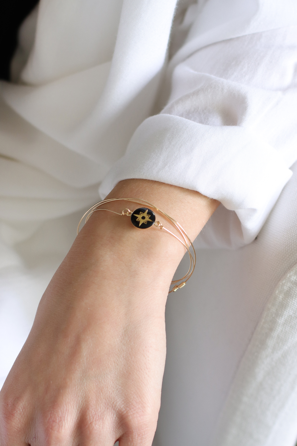 Schema Bracciale Tuto in resina nera opaca riempito d'oro Schema Bracciale Tuto in resina nera opaca riempito d'oro