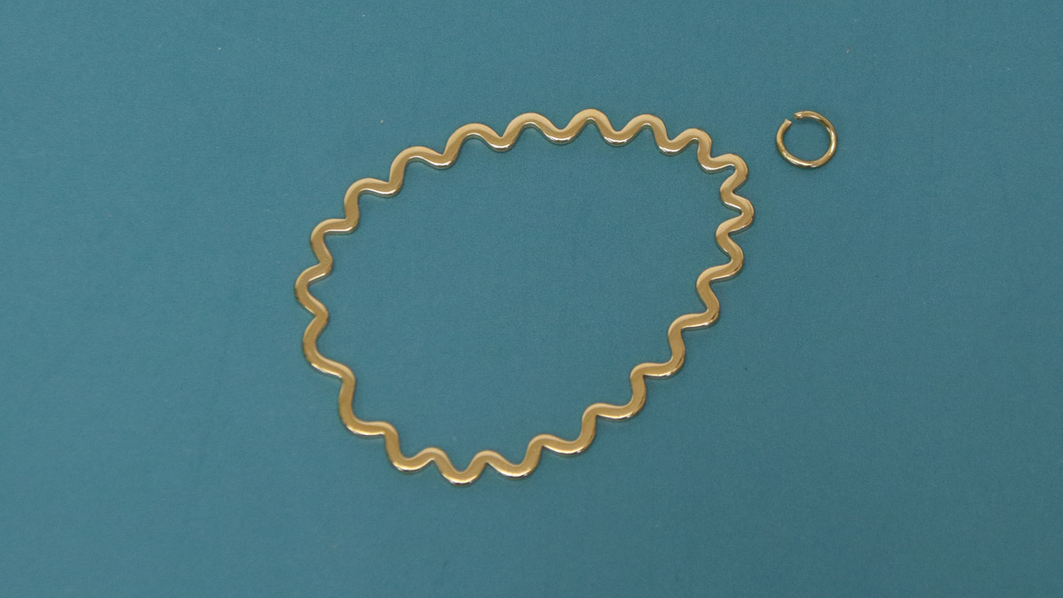 Tuto Orecchini a goccia ondulati in acciaio inossidabile e perle : Tappa 1 Tuto Orecchini a goccia ondulati in acciaio inossidabile e perle : Tappa 1