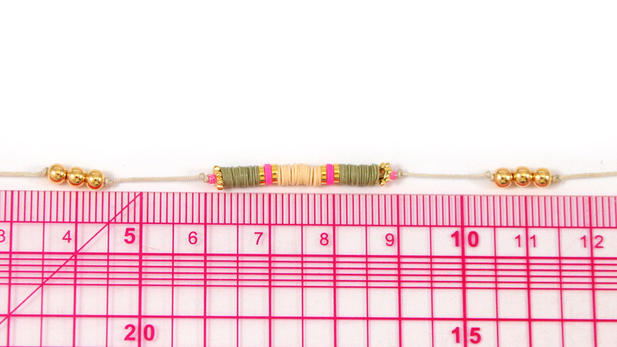 Bracciali sottili Tuto con perline e ciondoli heishi : Tappa 1 Bracciali sottili Tuto con perline e ciondoli heishi : Tappa 1