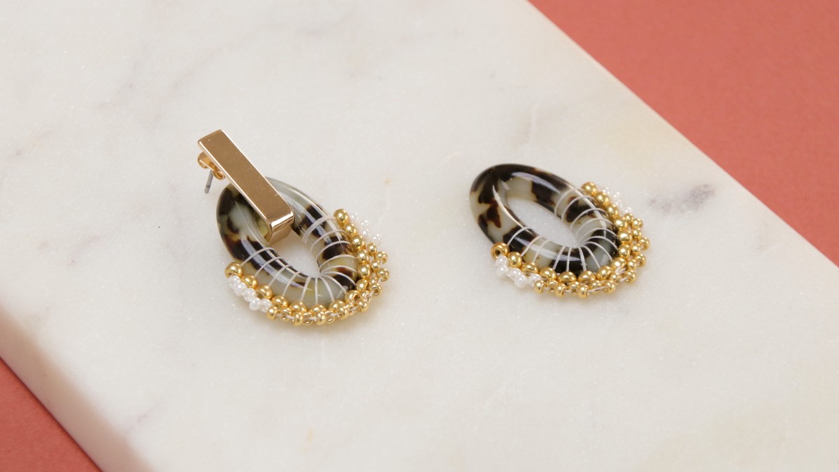 Schema Orecchini vintage in resina marmorizzata e intreccio di perle Schema Orecchini vintage in resina marmorizzata e intreccio di perle