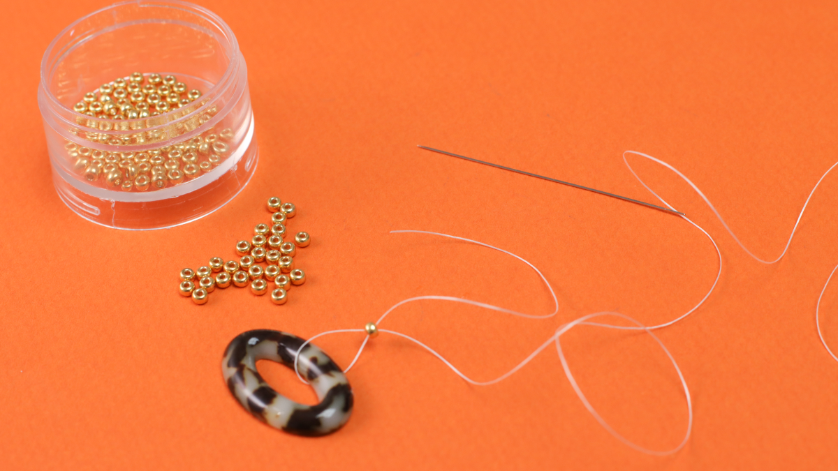 Orecchini vintage in resina marmorizzata e intreccio di perle : Tappa 2 Orecchini vintage in resina marmorizzata e intreccio di perle : Tappa 2