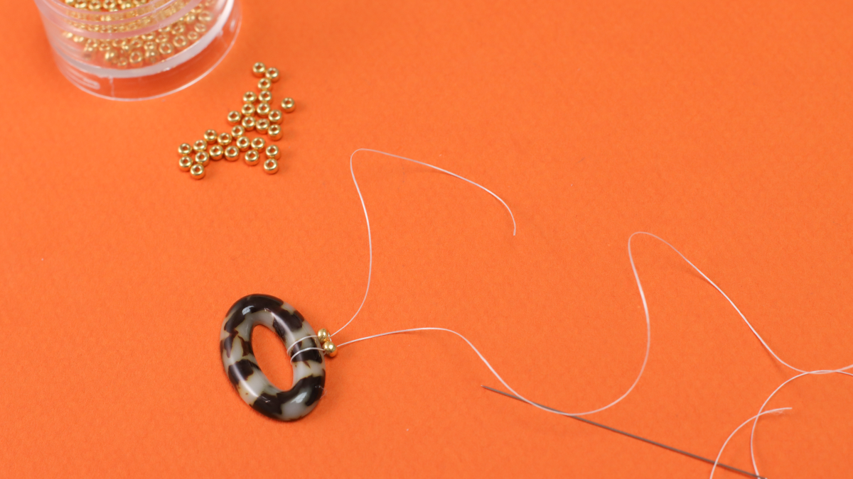 Orecchini vintage in resina marmorizzata e intreccio di perle : Tappa 3 Orecchini vintage in resina marmorizzata e intreccio di perle : Tappa 3