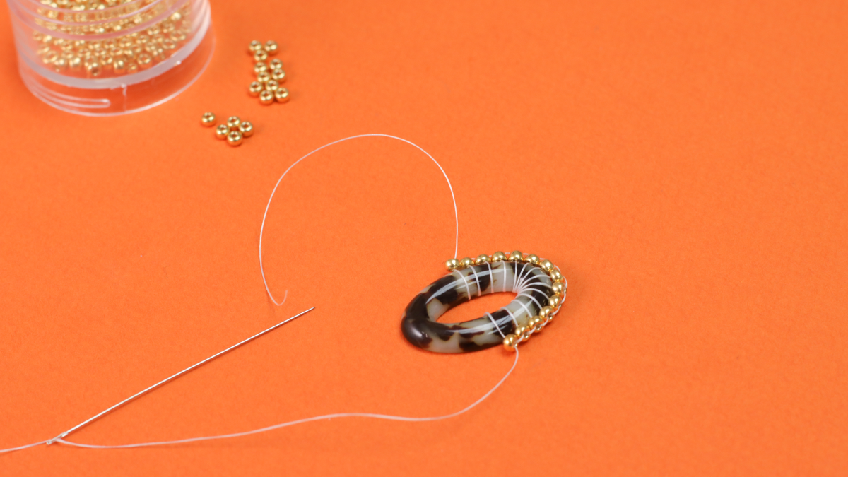 Orecchini vintage in resina marmorizzata e intreccio di perle : Tappa 4 Orecchini vintage in resina marmorizzata e intreccio di perle : Tappa 4