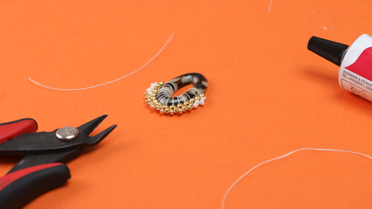 Orecchini vintage in resina marmorizzata e intreccio di perle : Tappa 8 Orecchini vintage in resina marmorizzata e intreccio di perle : Tappa 8