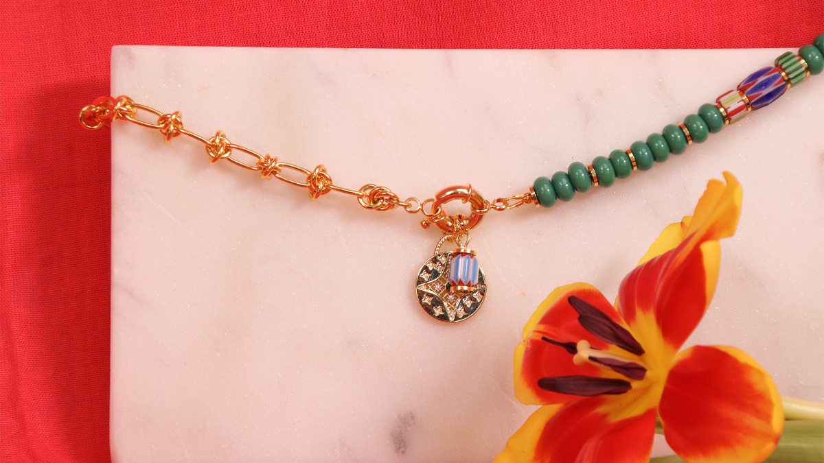 Schema Collana di perline heishi colorate con catena a fiocco dorata Schema Collana di perline heishi colorate con catena a fiocco dorata