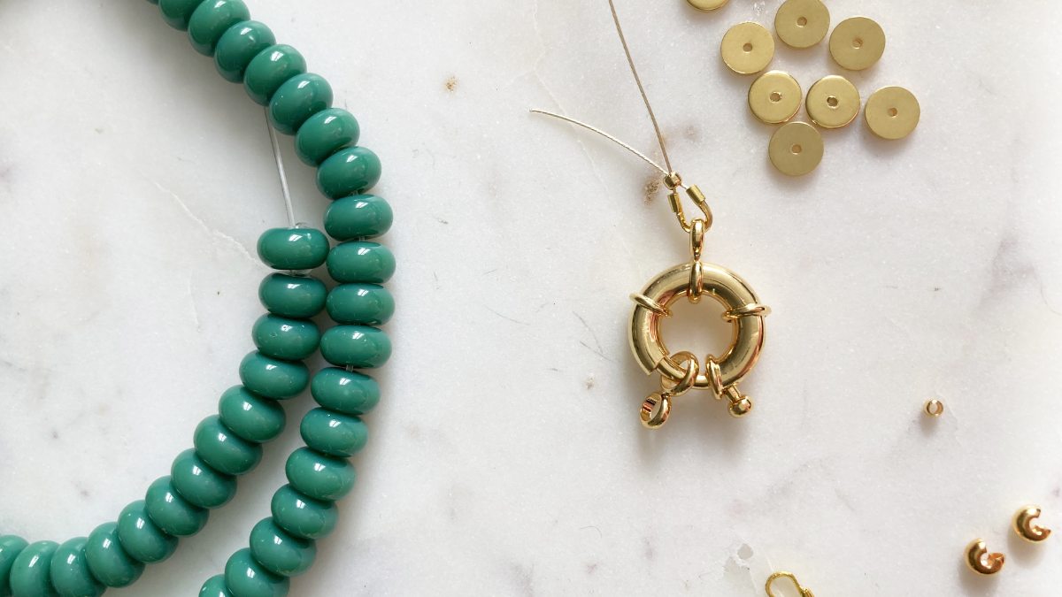 Collana di perline heishi colorate con catena a fiocco dorata : Tappa 1 Collana di perline heishi colorate con catena a fiocco dorata : Tappa 1