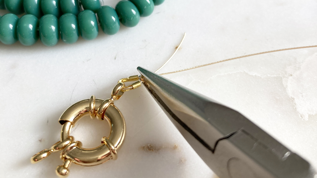 Collana di perline heishi colorate con catena a fiocco dorata : Tappa 2 Collana di perline heishi colorate con catena a fiocco dorata : Tappa 2