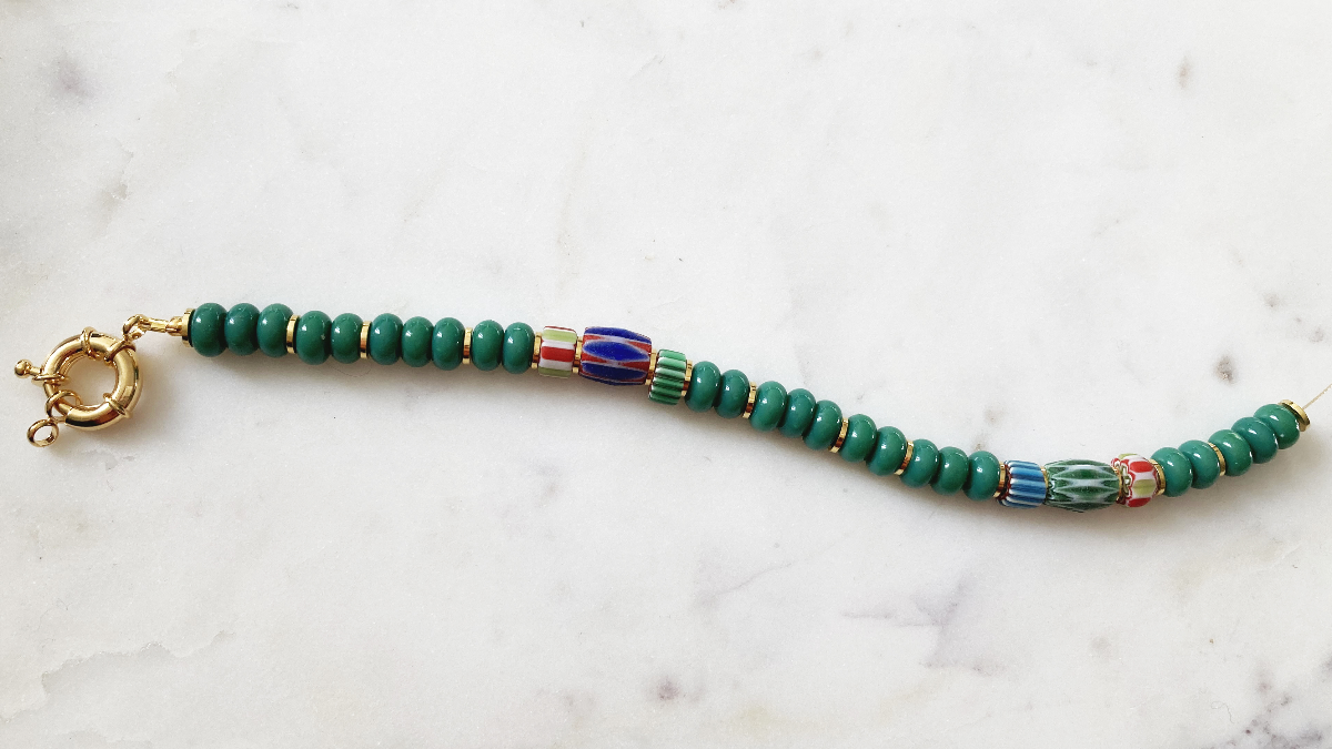 Collana di perline heishi colorate con catena a fiocco dorata : Tappa 3 Collana di perline heishi colorate con catena a fiocco dorata : Tappa 3