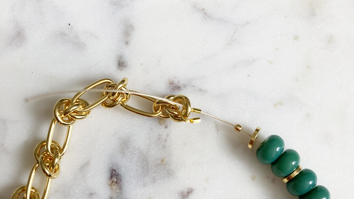 Collana di perline heishi colorate con catena a fiocco dorata : Tappa 4 Collana di perline heishi colorate con catena a fiocco dorata : Tappa 4