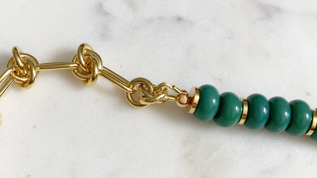 Collana di perline heishi colorate con catena a fiocco dorata : Tappa 5 Collana di perline heishi colorate con catena a fiocco dorata : Tappa 5