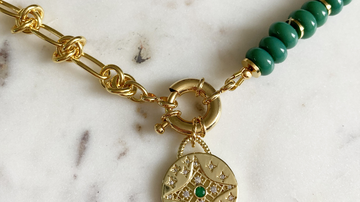 Collana di perline heishi colorate con catena a fiocco dorata : Tappa 6 Collana di perline heishi colorate con catena a fiocco dorata : Tappa 6