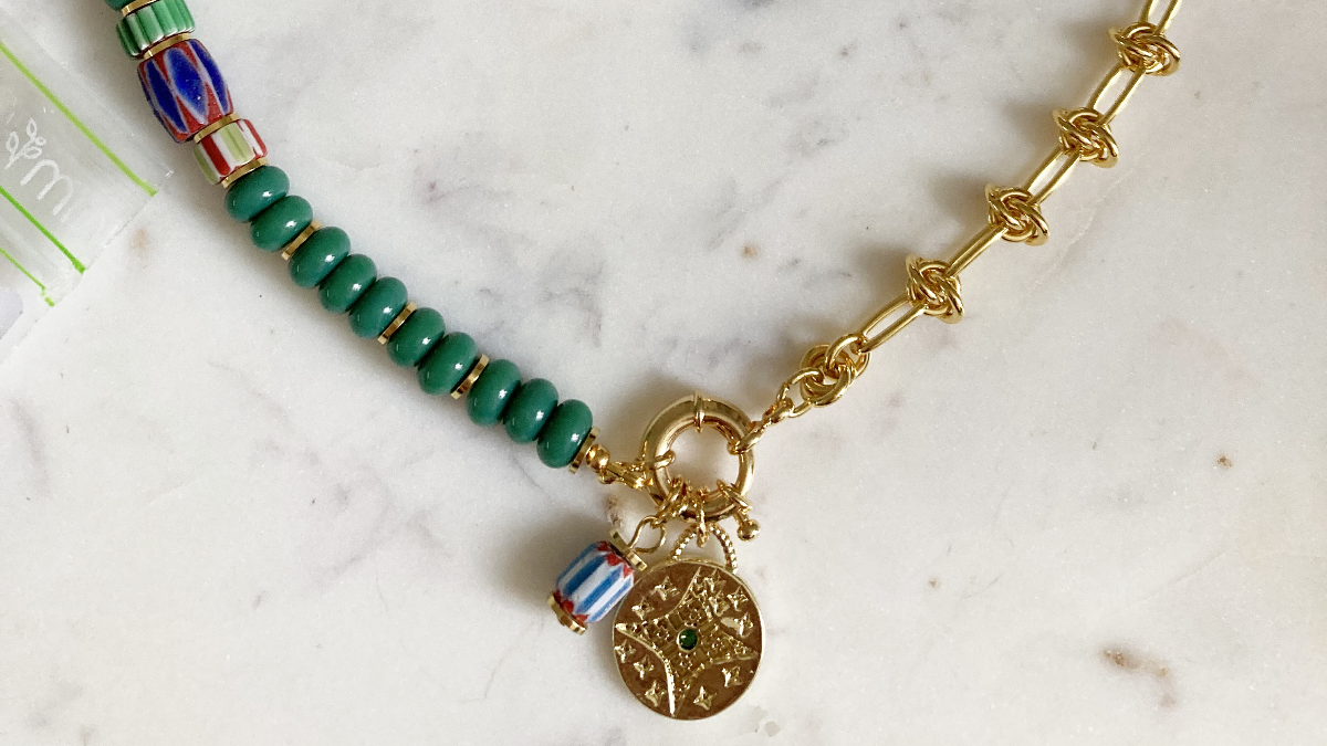 Collana di perline heishi colorate con catena a fiocco dorata : Tappa 8 Collana di perline heishi colorate con catena a fiocco dorata : Tappa 8