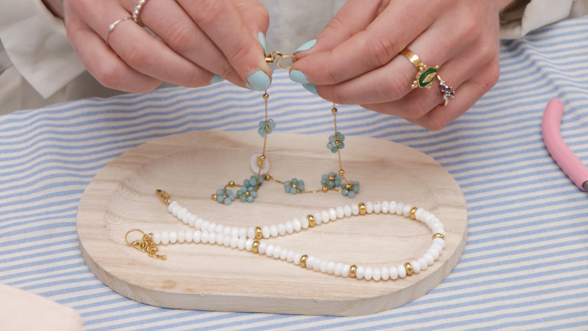 Collana in acciaio inossidabile con piccoli fiori di amazzonite : Tappa 3 Collana in acciaio inossidabile con piccoli fiori di amazzonite : Tappa 3