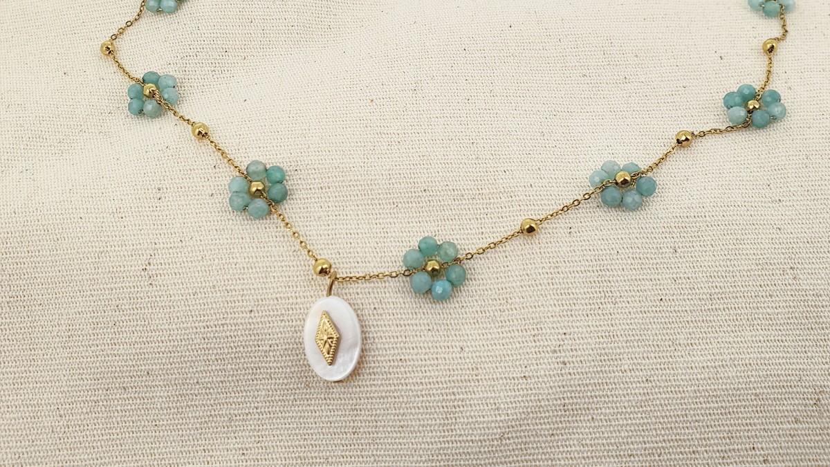 Collana in acciaio inossidabile con piccoli fiori di amazzonite : Tappa 4 Collana in acciaio inossidabile con piccoli fiori di amazzonite : Tappa 4