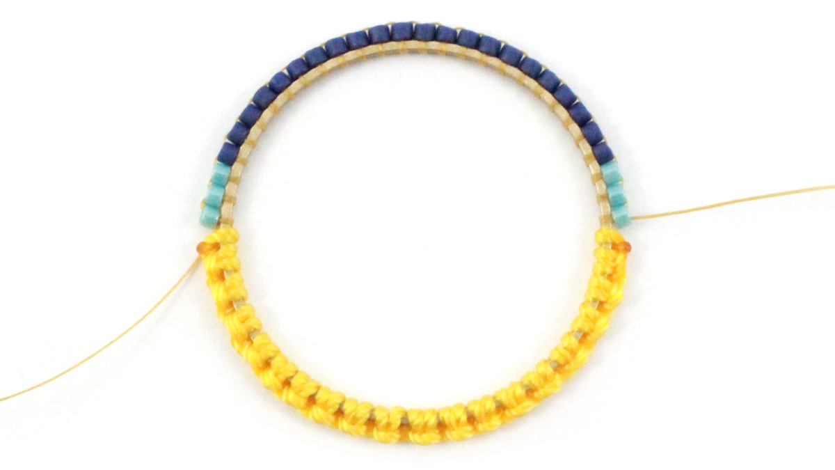 Orecchini in macramè misto e miyuki : Tappa 5 Orecchini in macramè misto e miyuki : Tappa 5