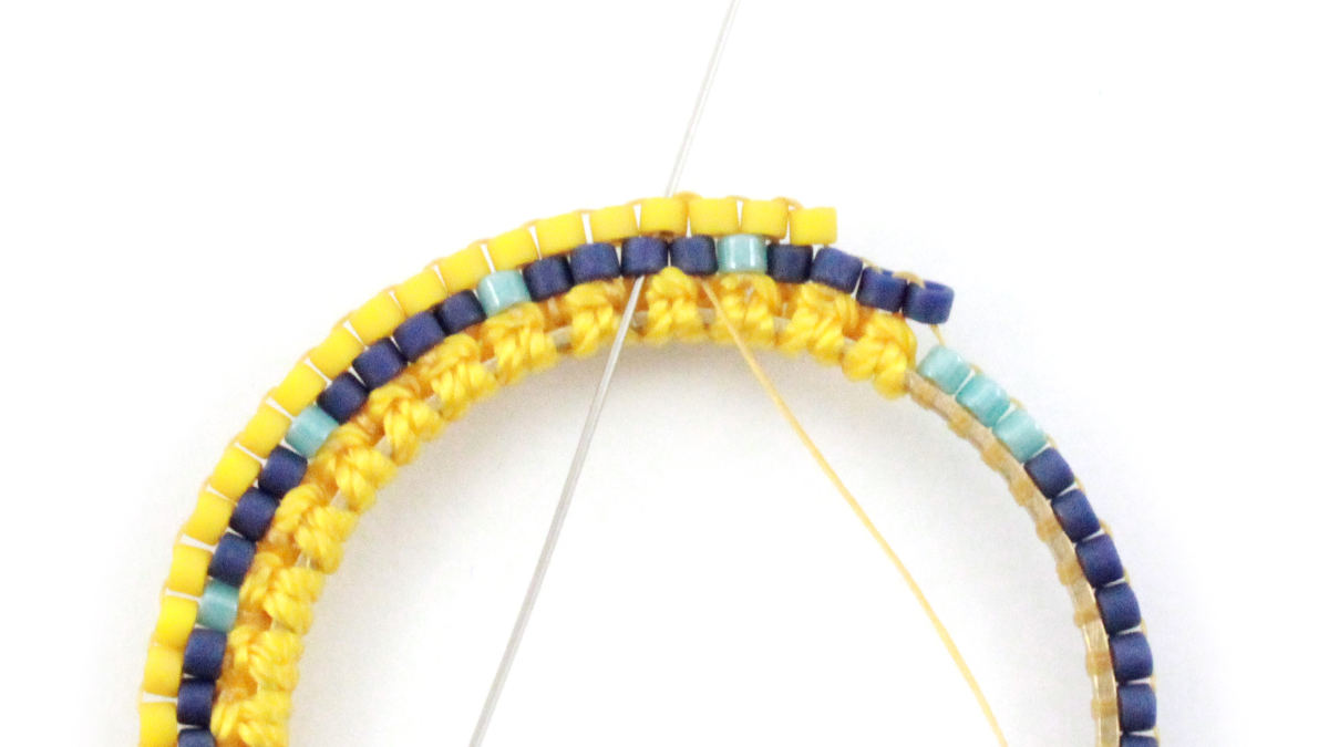 Orecchini in macramè misto e miyuki : Tappa 8 Orecchini in macramè misto e miyuki : Tappa 8