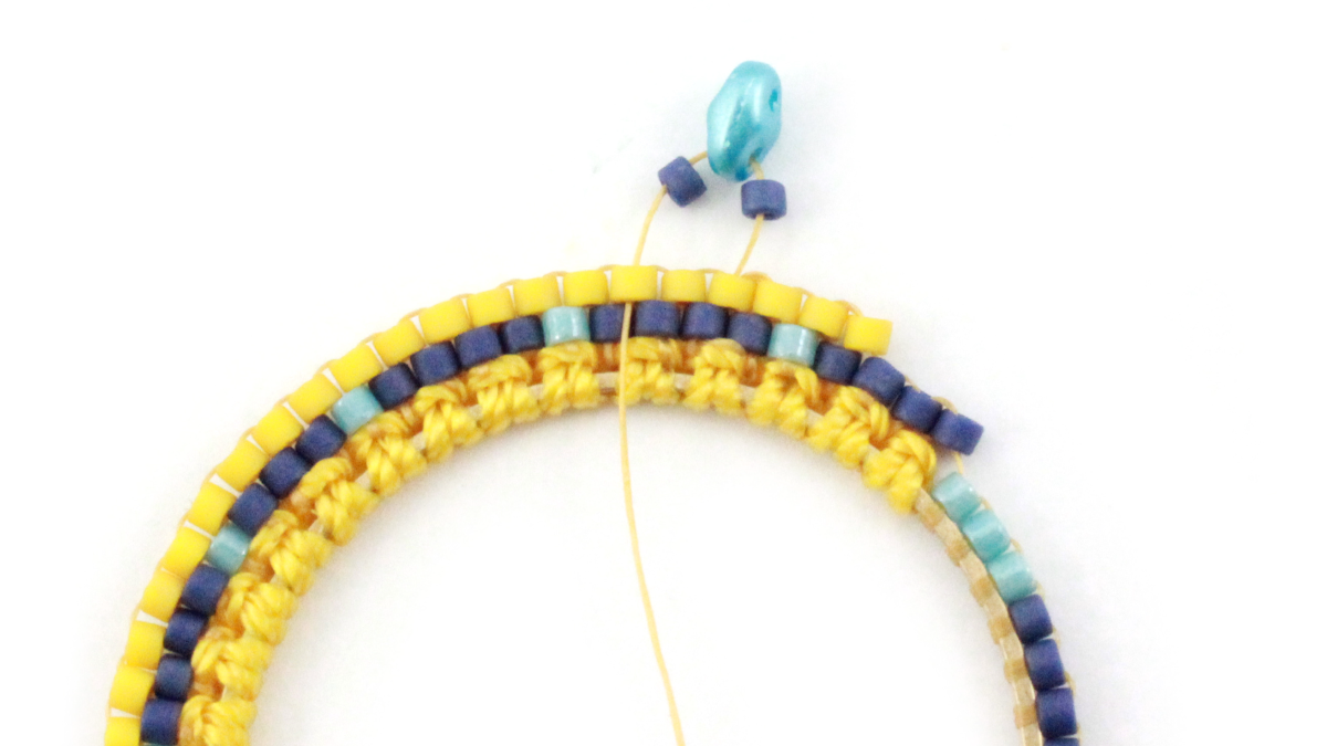 Orecchini in macramè misto e miyuki : Tappa 9 Orecchini in macramè misto e miyuki : Tappa 9