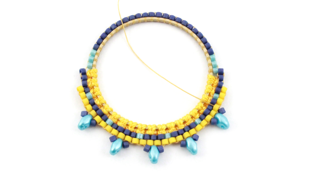 Orecchini in macramè misto e miyuki : Tappa 10 Orecchini in macramè misto e miyuki : Tappa 10