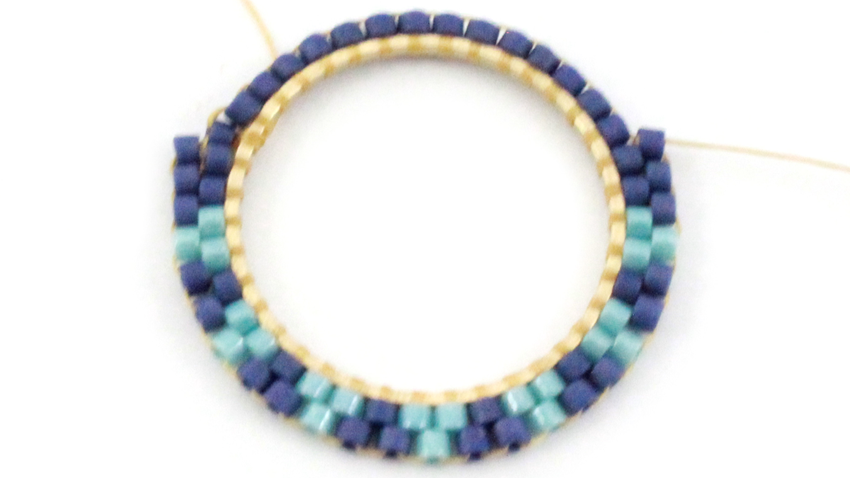 Orecchini in macramè misto e miyuki : Tappa 12 Orecchini in macramè misto e miyuki : Tappa 12