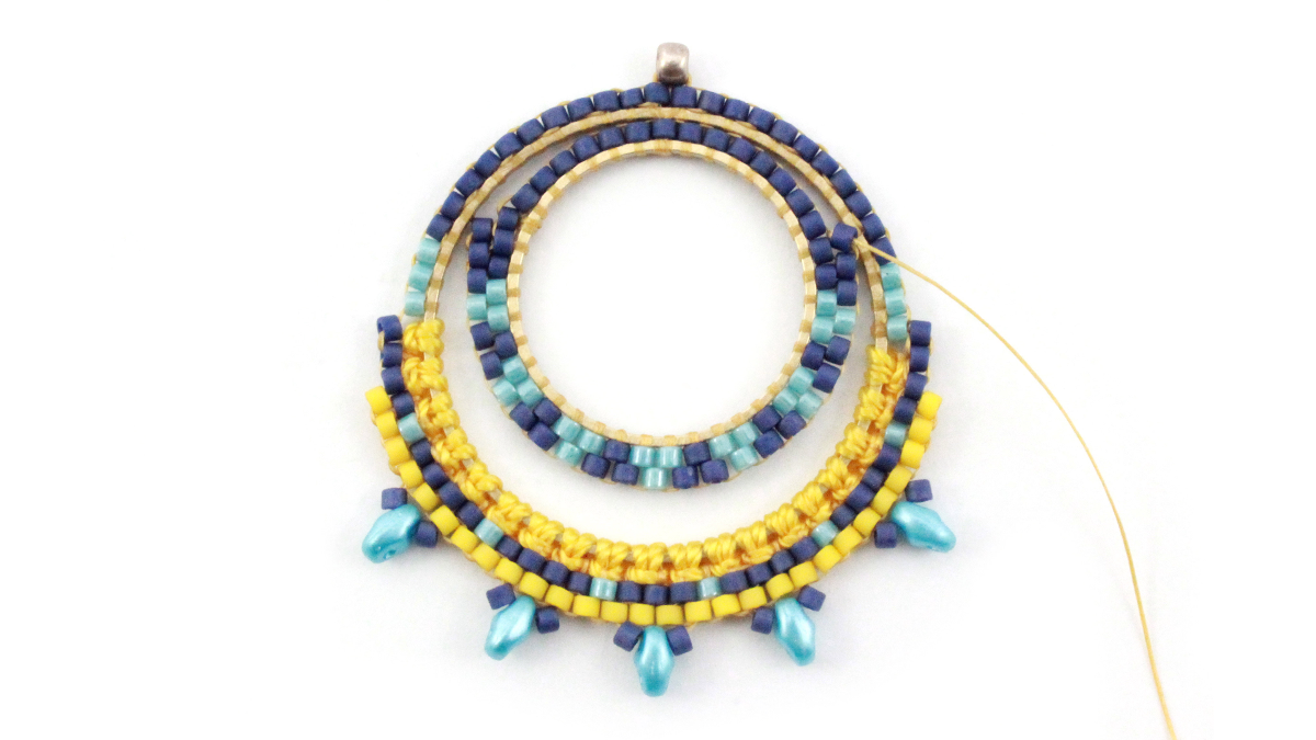 Orecchini in macramè misto e miyuki : Tappa 13 Orecchini in macramè misto e miyuki : Tappa 13