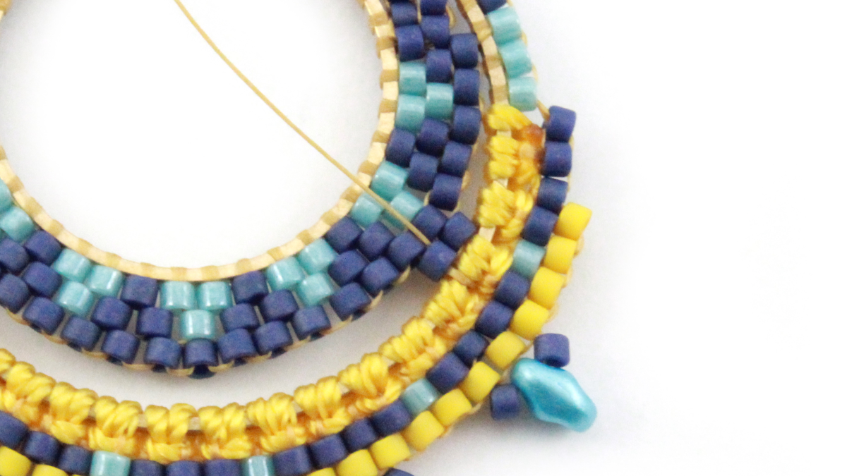 Orecchini in macramè misto e miyuki : Tappa 16 Orecchini in macramè misto e miyuki : Tappa 16