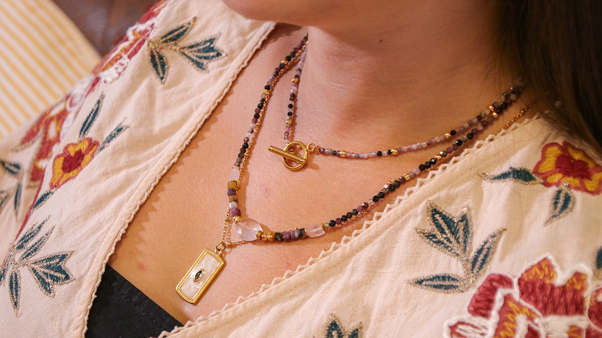 Schema Collana a più file con gemme di tormalina e pendente in resina Schema Collana a più file con gemme di tormalina e pendente in resina