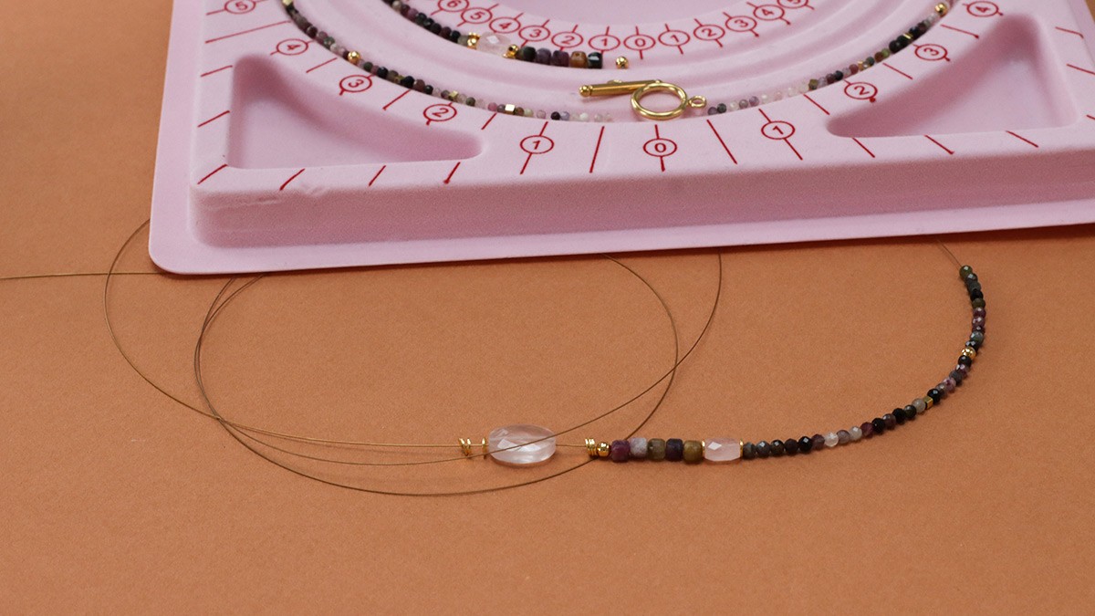 Collana a più file con gemme di tormalina e pendente in resina : Tappa 2 Collana a più file con gemme di tormalina e pendente in resina : Tappa 2