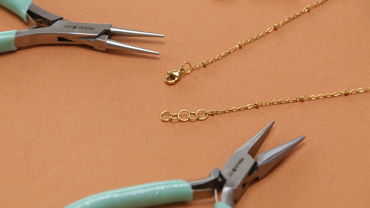 Collana a più file con gemme di tormalina e pendente in resina : Tappa 4 Collana a più file con gemme di tormalina e pendente in resina : Tappa 4