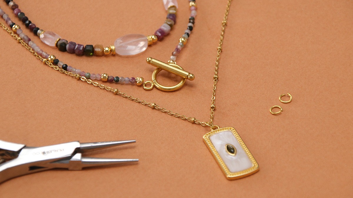 Collana a più file con gemme di tormalina e pendente in resina : Tappa 5 Collana a più file con gemme di tormalina e pendente in resina : Tappa 5