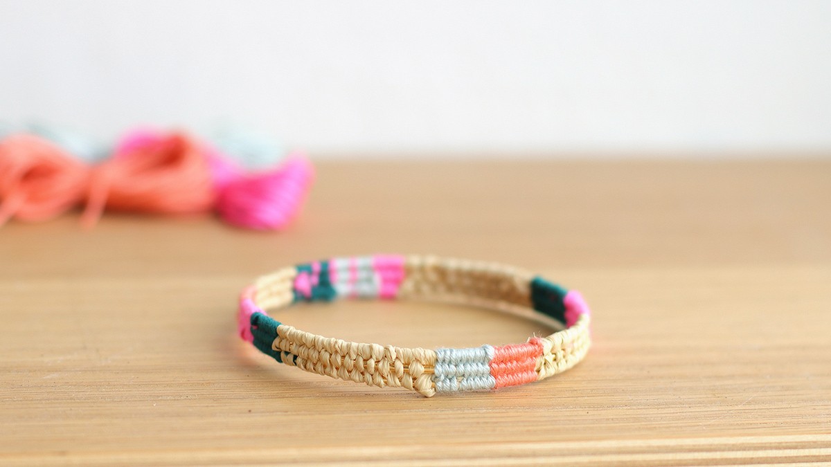 Schema Bracciale in rafia e fili di seta colorati Schema Bracciale in rafia e fili di seta colorati