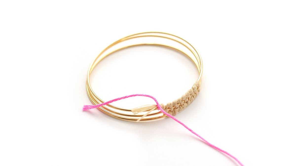 Bracciale in rafia e fili di seta colorati : Tappa 4 Bracciale in rafia e fili di seta colorati : Tappa 4
