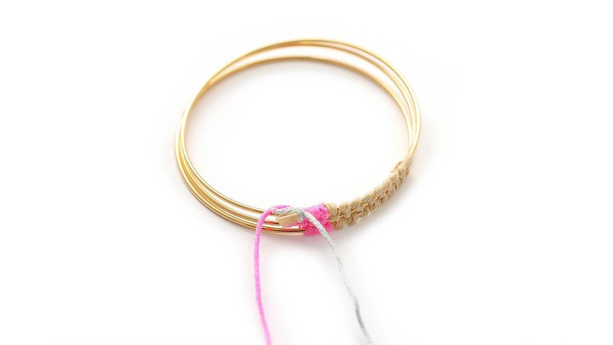 Bracciale in rafia e fili di seta colorati : Tappa 5 Bracciale in rafia e fili di seta colorati : Tappa 5