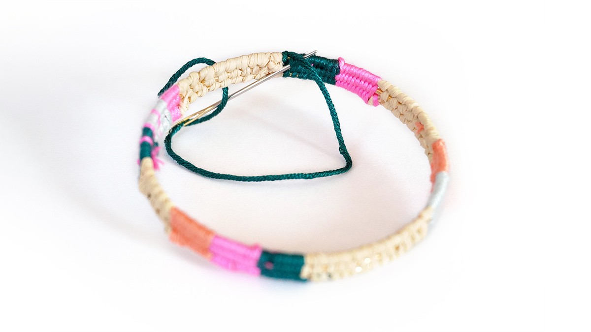 Bracciale in rafia e fili di seta colorati : Tappa 7 Bracciale in rafia e fili di seta colorati : Tappa 7
